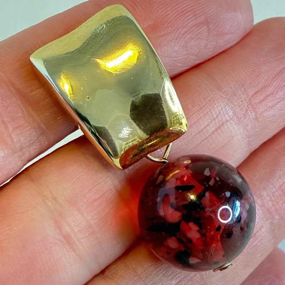 Vintage Gold Tone Clip‎ On Earrings Marble Red Confetti Lucite Bead Geometric